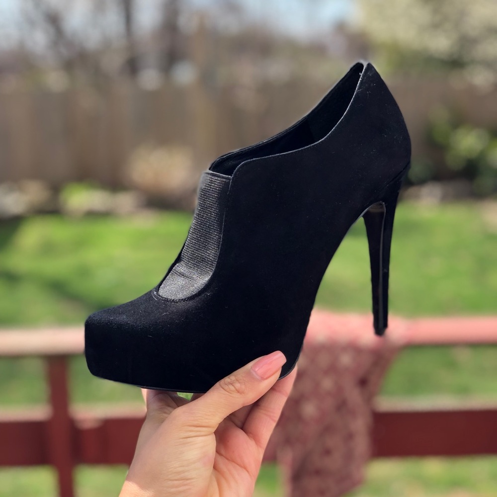 SOLD ‼️ BCBG Heels